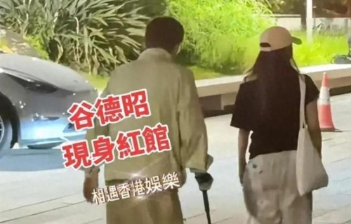 知名港星拄拐杖现身红馆看草蜢演唱会，44岁女友被赞冻龄