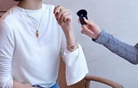 离开何猷启后，她回上海生活，和吕良伟是好友，为娃一年花120万 