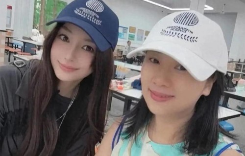 杨颖现身上海中学，陪9岁儿子参加义卖会，露小蛮腰惊艳众人