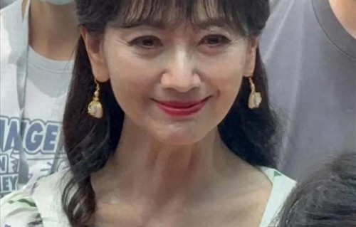 路人偶遇73岁赵雅芝，关掉美颜滤镜后，终于看见她真面目