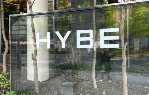 HYBE公司更换新标识牌引粉丝打卡|牌子|阵子