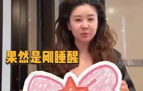 李小萌否认怀孕，素颜出镜紧致抗打，后台和王雷恩爱藏不住 