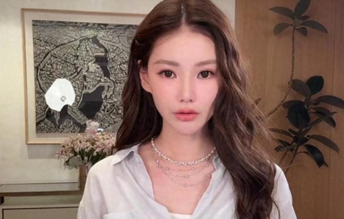 筱梅提兰姐带汪宝，抱着孙子晒太阳睡三小时，透露了平日相处关系