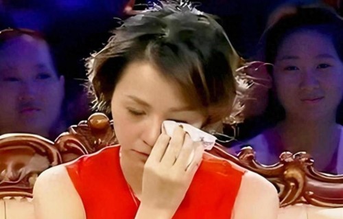 被传离婚6年后，董卿婚姻真相大白，如今隐居上海，低调陪父母