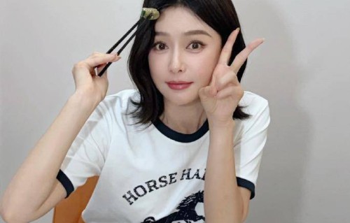 秦岚晒吃饭随拍照!白T短发比耶元气满满，46岁嫩成20岁少女_状态_镜头_筷子