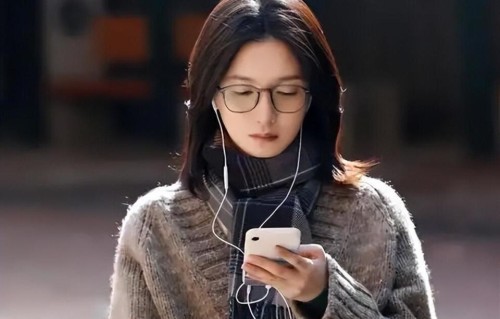 江疏影夜拍东方明珠，定居上海多年，39岁不婚不育，越活越潇洒