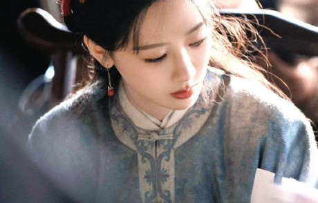 杨紫戏服提篮“穿越”线下，《家业》剧宣为何变“李家大聚会”？|电视剧剧情讨论|李祯|非遗|活动|剧团