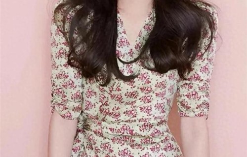 唐嫣留气质微卷发，身穿一袭碎花连衣裙美的如此清新甜美