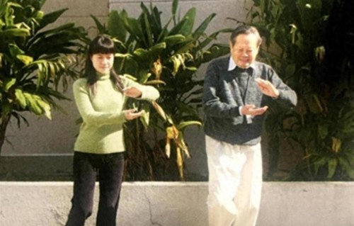 杨振宁离世刚半年，遗孀翁帆近照曝光状态回春，原来她是最大功臣