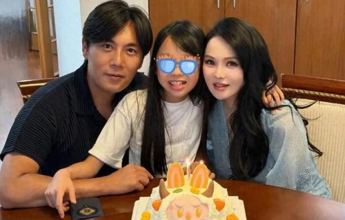 秦昊48岁生日，伊能静晒一家三口合影，9岁女儿米粒颜值飙升