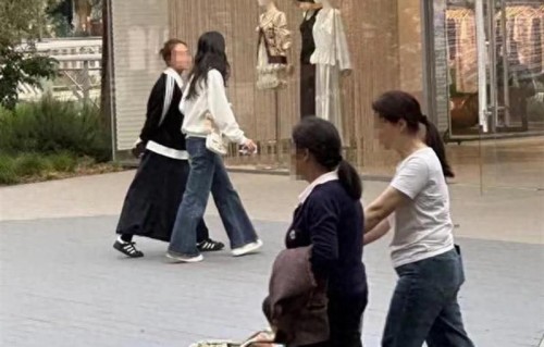 18岁森碟成都逛街，穿露肩上衣背着香奈儿包，身高比同伴高出半头