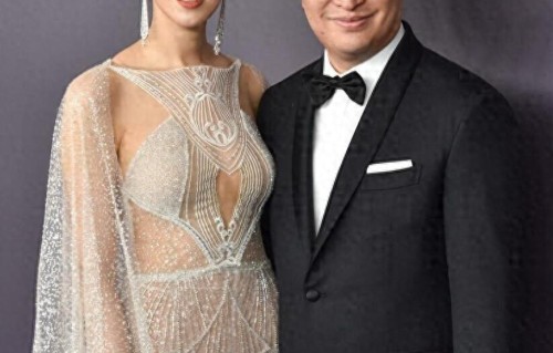 徐子淇在富豪老公面前真敢穿，丰满身材穿薄纱挖洞裙，真豁得出去