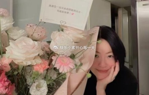 许老三庆祝小S回归工作，给妈妈送鲜花，她手捧鲜花好漂亮