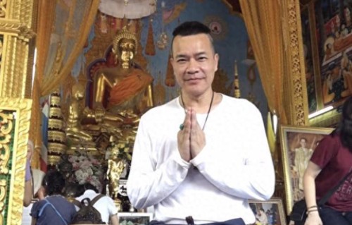 66岁DJ洪朝丰近况曝光，潜心修佛开班做音疗师，1.5小时收费328元