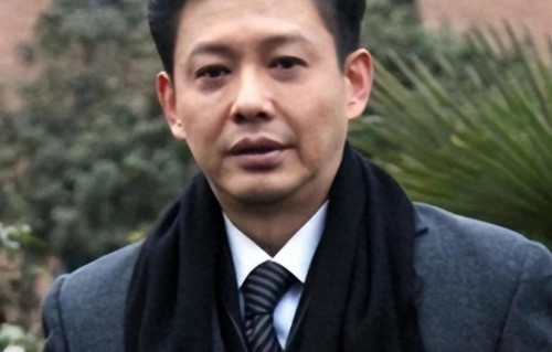 与董卿分手后，娶小20岁娇妻，如今62岁的他，婚姻幸福成人生赢家