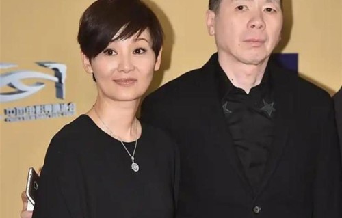 徐帆澄清离婚仅8个月，冯小刚曾送养女徐朵上学，脸贴脸尽显不舍