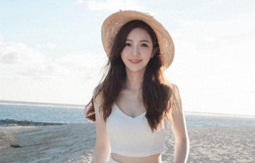 何依婷海边纯欲风直接封神！白色吊带+开叉半裙，温柔到骨子里