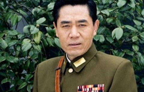 70岁陈宝国近照苍老佝偻，一生为戏倾尽身心，放不下43岁未婚儿子 