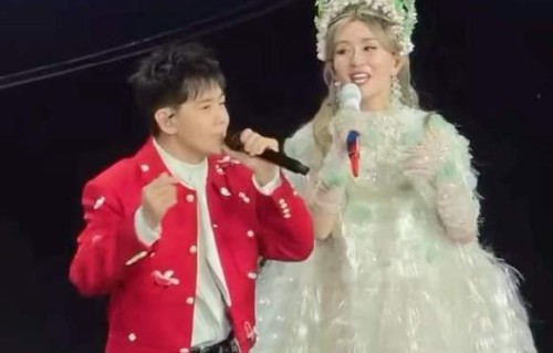 谢娜演唱会首站炸场：快乐家族合体青春杀，一票多看赚翻了？|菠萝菠萝蜜|快乐你懂的|娜一|李小冉|何炅