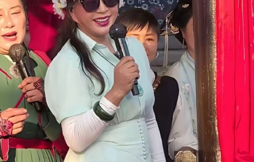75岁刘晓庆向王婆坦言嗓子哑了！幽默自嘲背后是高龄艺人的身体极限
