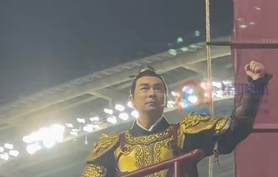 赵文卓在闽超身披战甲慷慨喊话 振兴中华点燃绿茵场_新闻频道