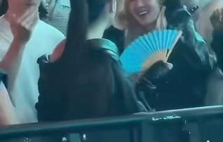 这次科切拉家庭同台事件在社交媒体上引发了怎样的情感共鸣和讨论？|朴彩英|李霞|安雅|比伯|舞台