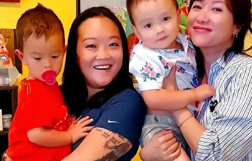 父亲去世后，她被叔叔抚养成人，如今定居美国，和徐静蕾是好闺蜜 