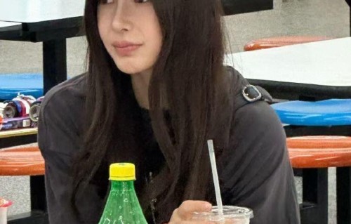Angelababy素颜现身儿子学校义卖会，与家长自然聊天，弯腰配合小朋友合影