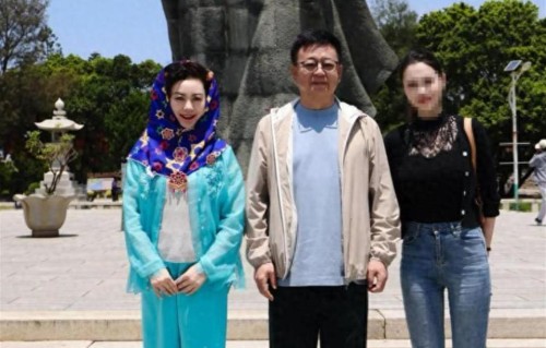 朱军夫妻福建出游被偶遇，56岁谭梅头上裹着特色纱巾，美得像30岁