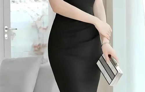 孙允珠身穿一袭黑色紧身包臀连衣裙，这完美身材曲线真是撩人