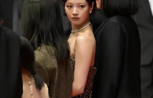 李庚希现身戛纳红毯，穿豹纹裹胸露副乳，烟熏妆斑驳风尘味十足