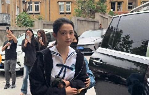 关晓彤现身剧宣，腮帮子肿大有疲惫感，向李昀锐噘嘴卖萌没眼看|关晓彤|剧宣|女明星|李昀锐|腮帮子|网易新闻|活动|艺人|镜头|粉丝
