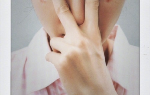 杨幂发文“蒸汽眼罩咬我”，眼下方有清晰红印，疑被蒸汽眼罩烫伤