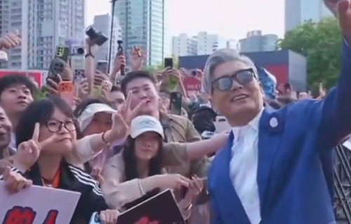 明星宠粉行为众多，为何周润发的行为能被赞为“影帝级”宠粉？
