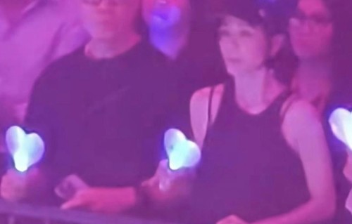 香港知名女星罕见与老公同框，曾冷静面对丈夫出轨，如今同看演唱会