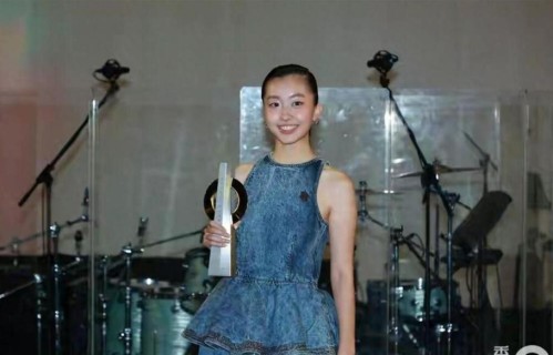 陈康堤黄泽林恋情公开 陈奕迅亲自牵线香港网球一哥 颁奖礼甜蜜认爱