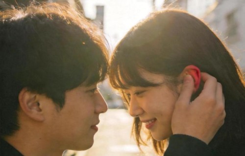 女人偷偷动了心，不会直说，全靠这3个小动作暗示你主动