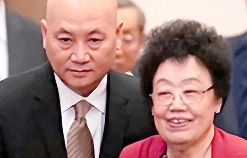 唐僧迟重瑞为陈丽华光头36年，真相不是宠妻，竟是继子一句话？