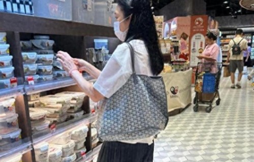 刘德华爱妻罕见露面，60岁无滤镜状态曝光，乌黑长发成全场焦点