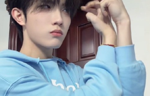 苏新皓在TOP组合8小时不断电直播中表演了什么才艺？