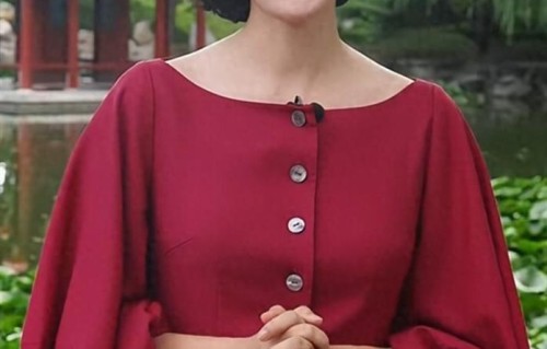 刘芳菲孔子诞辰日畅谈孔子，复古红裙配短卷知性优雅尽显书香气质