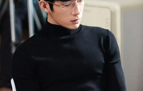 井柏然的“外冷内热”性格在公众场合是如何具体展现的？