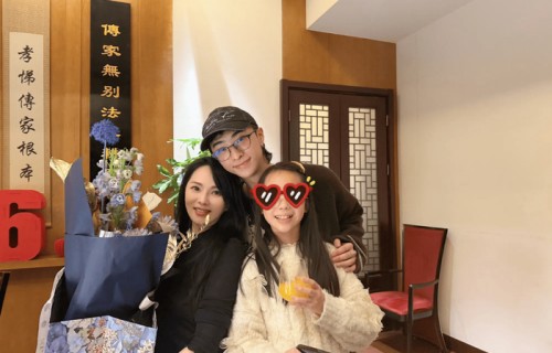 38岁秦昊近况曝光！陪伊能静庆58岁生日送戒指，如今一家四口同框很温馨|庾恩利|米粒|家庭|自拍|全家福