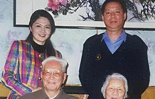 演员韩月乔年轻时和丈夫张宁阳与公公张震将军 婆婆的珍贵留影