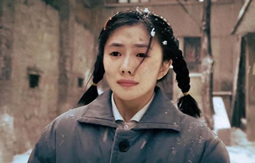 女演员千万别整容，26 岁刘浩存33岁杨紫对比，就明白张艺谋没说错