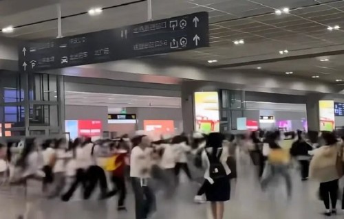 张凌赫活动取消背后：粉丝挤爆商场大门，安全责任谁承担？