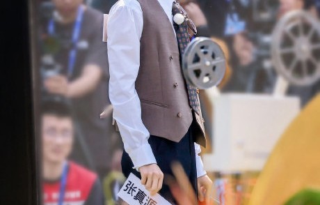 除了分享经验，张真源在节目中展现了哪些性格特质？