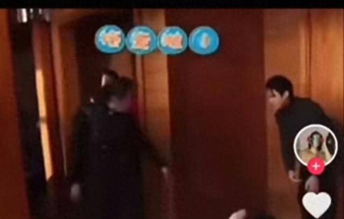 王鹤棣被拍拖着沈月前行，画面引网友热议|棣月系|新流星花园|流星花园|沉默|老粉
