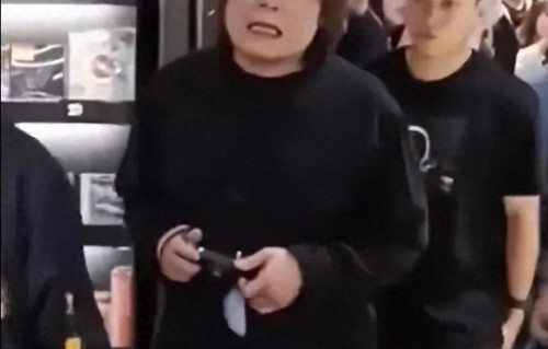 嫁给伍佰23年，至今无儿无女，现丈夫被曝走路不稳，需要人搀扶
