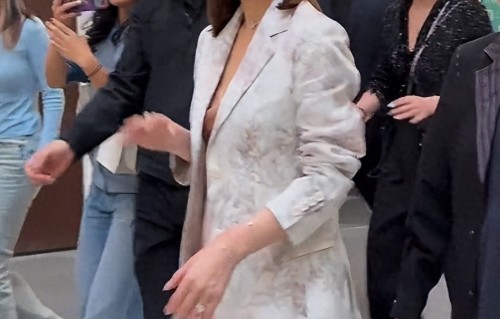 51岁佘诗曼现身上海，高开叉礼裙遮不住小肚腩，脸肿皮肤黑变化大 